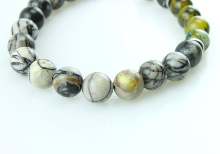 Bracelet pour homme composé de perles d'agate noire striées naturelles.