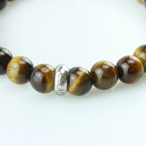 Bracelet pour homme composé d'une élégante tête de lion couleur argent et de perles œil de tigre naturelles.