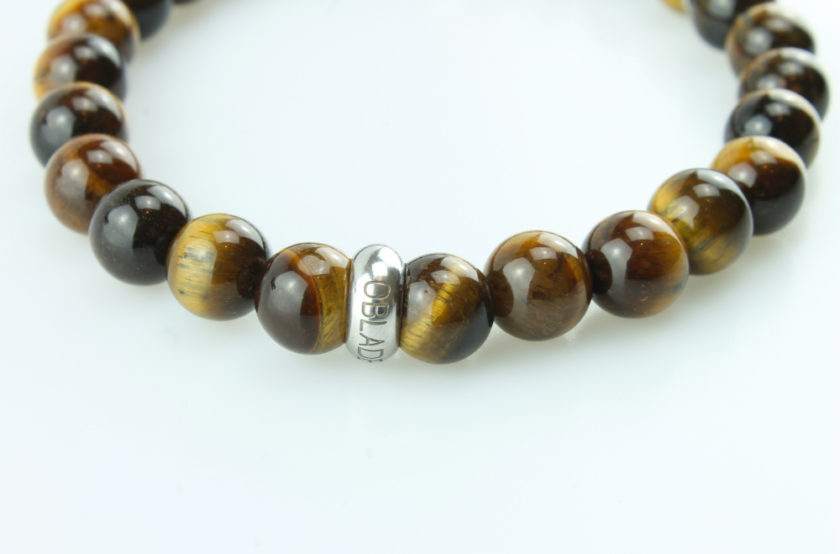 Bracelet pour homme composé d'une élégante tête de lion couleur argent et de perles œil de tigre naturelles.