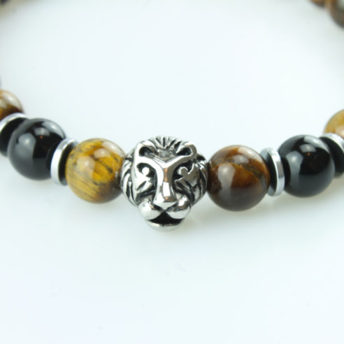 Bracelet pour homme composé d'une élégante tête de lion couleur argent et de perles œil de tigre naturelles.