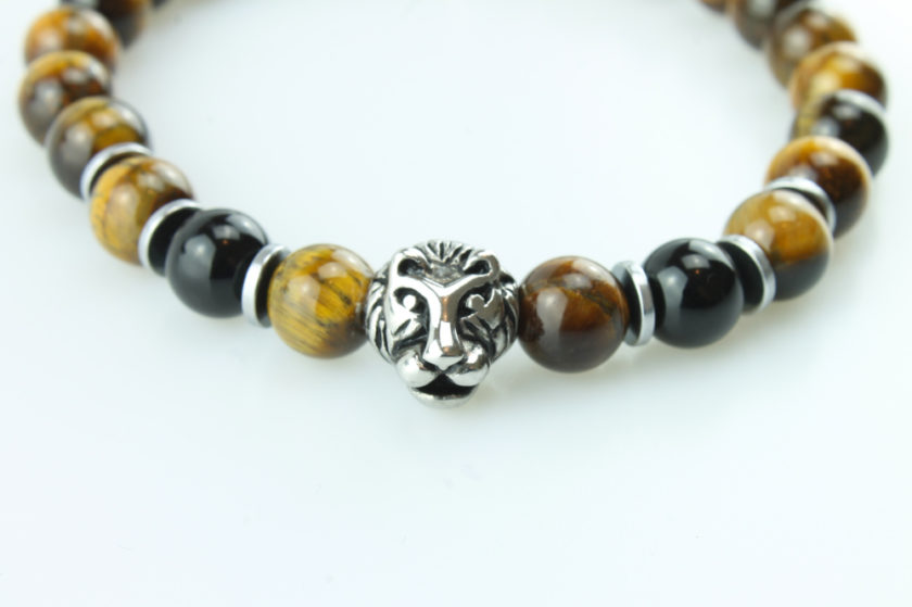 Bracelet pour homme composé d'une élégante tête de lion couleur argent et de perles œil de tigre naturelles.
