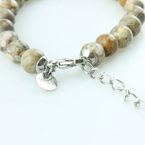 Bracelet pour homme composé de différentes variétés de pierres de jaspe naturelles.