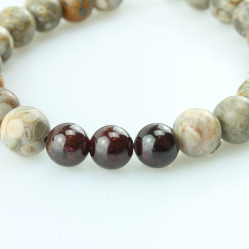 Bracelet pour homme composé de différentes variétés de pierres de jaspe naturelles.
