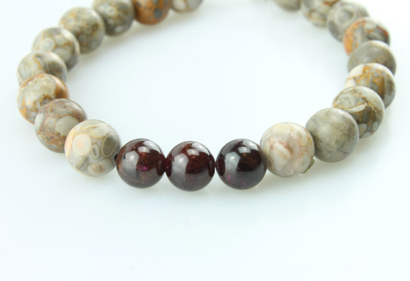 Bracelet pour homme composé de différentes variétés de pierres de jaspe naturelles.