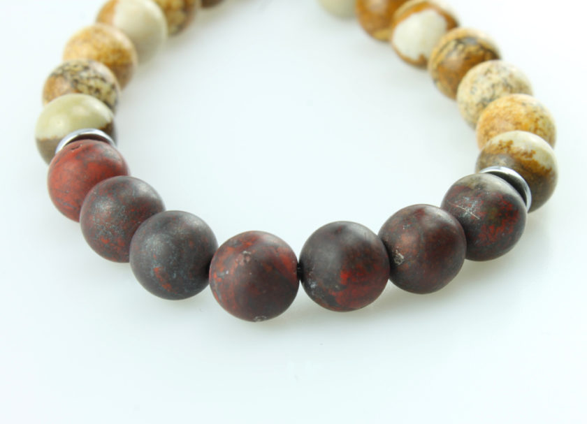 Bracelet pour homme composé de perles de jaspe scénique et de pierres rutile naturelles.