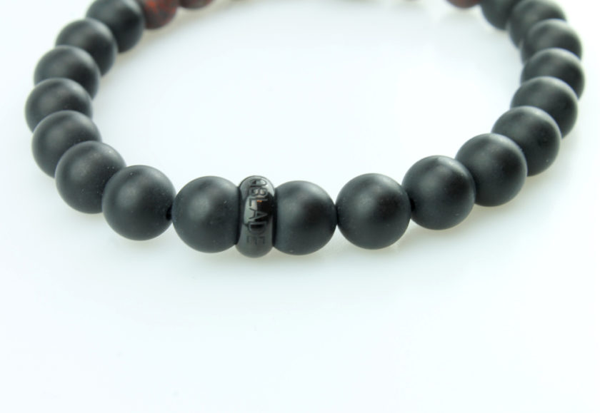 Bracelet pour homme composé d'une élégante tête de léopard noire, de perles d'agate noires et de pierres rutile naturelles.