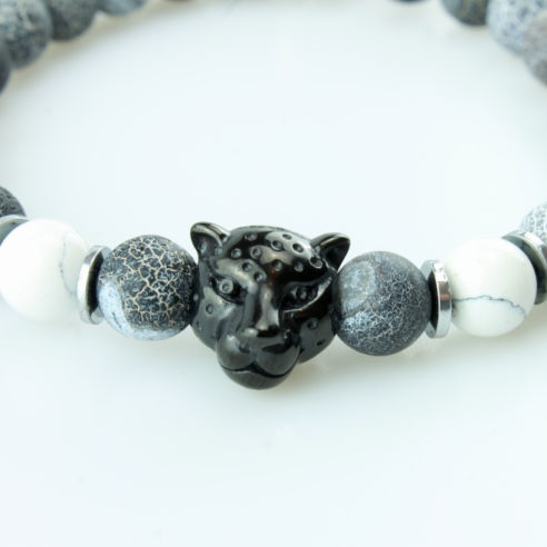 Bracelet pour homme composé d'une élégante tête de léopard noire et de perles de pierre d'agate bleue naturelles.