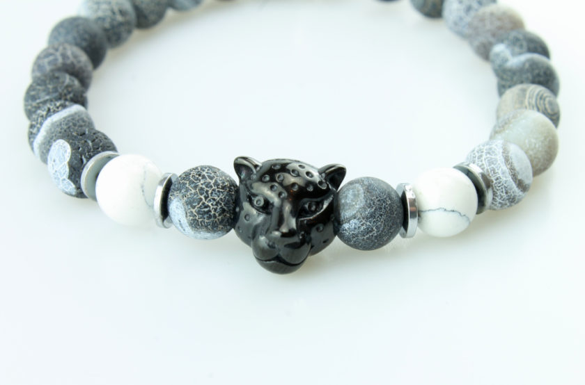 Bracelet pour homme composé d'une élégante tête de léopard noire et de perles de pierre d'agate bleue naturelles.