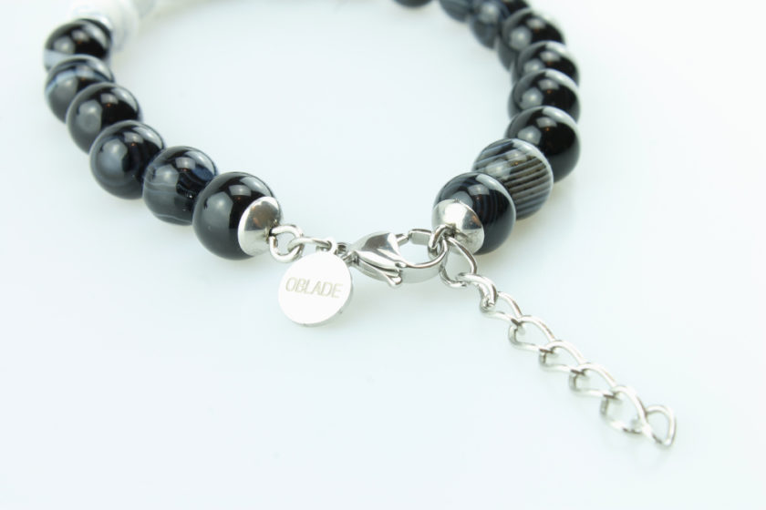 Bracelet pour homme composé de perles d'agate noires rayées et de trois pierres de howlite naturelles.
