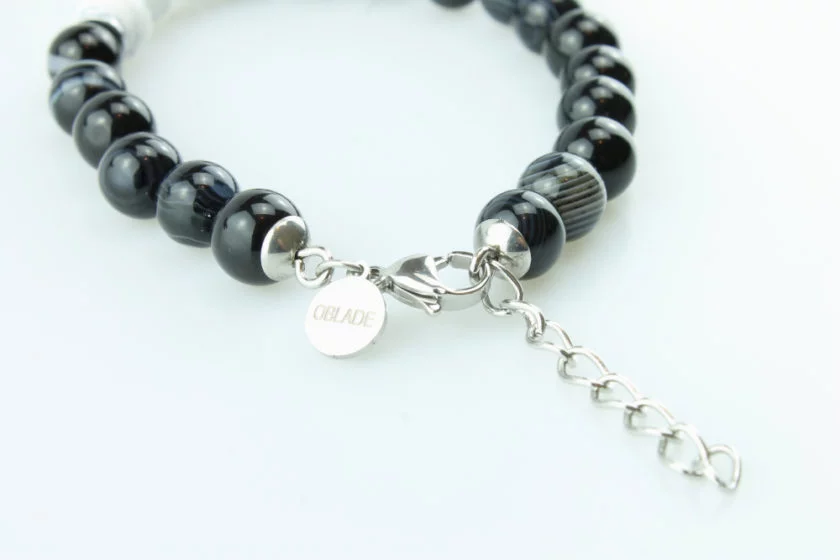 Bracelet pour homme composé de perles d'agate noires rayées et de trois pierres de howlite naturelles.