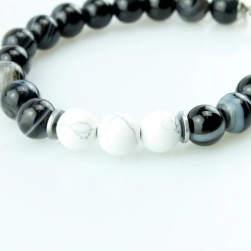 Bracelet pour homme composé de perles d'agate noires rayées et de trois pierres de howlite naturelles.