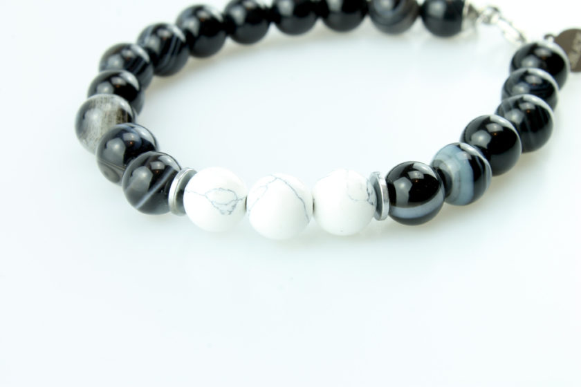 Bracelet pour homme composé de perles d'agate noires rayées et de trois pierres de howlite naturelles.