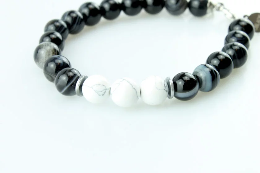 Bracelet pour homme composé de perles d'agate noires rayées et de trois pierres de howlite naturelles.