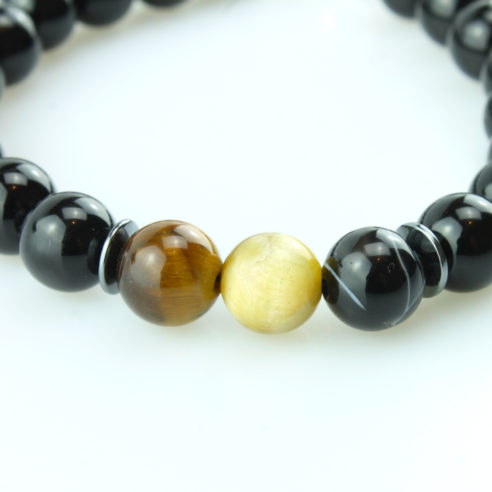 Bracelet pour homme composé de perles d'onyx noir brillantes, de perles œil de tigre et d'une perle d'agate rayée.