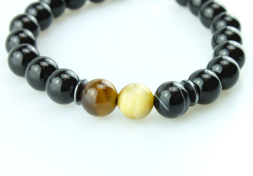 Bracelet pour homme composé de perles d'onyx noir brillantes, de perles œil de tigre et d'une perle d'agate rayée.