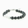 Bracelet pour homme composé de perles d'agate noires rayées et de trois pierres de howlite naturelles.