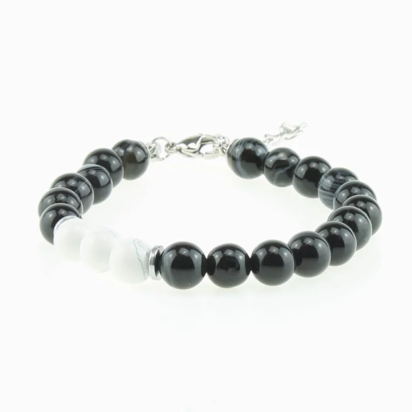 Bracelet pour homme composé de perles d'agate noires rayées et de trois pierres de howlite naturelles.