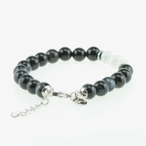 Bracelet pour homme composé de perles d'agate noires rayées et de trois pierres de howlite naturelles.