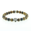 Bracelet pour homme composé d'une élégante tête de lion couleur argent et de perles œil de tigre naturelles.