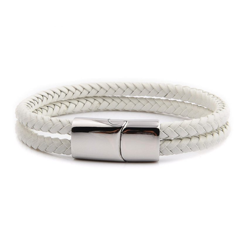 Bracelet pour homme composé de deux lanières de cuir blanc tressé.