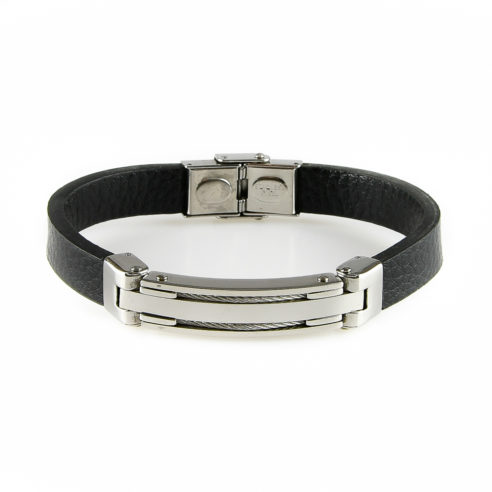 Bracelet pour homme en cuir noir lisse, avec une plaque et des câbles en acier inoxydable.