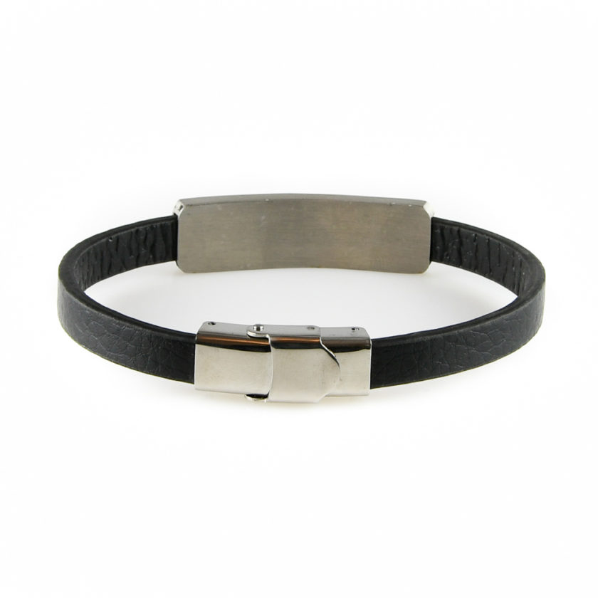 Bracelet pour homme en cuir noir lisse, avec une élégante plaque en acier inoxydable.