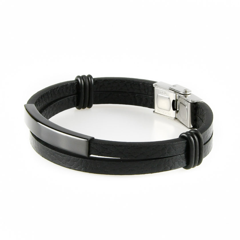 Bracelet pour homme avec deux lanières de cuir lisse noir et une élégante pièce en acier inoxydable noir.