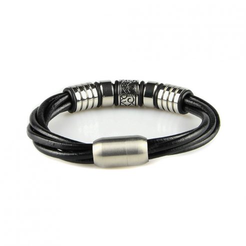 Bracelet pour homme composé de plusieurs lanières de cuir noir lisse et de plusieurs élégantes pièces en acier inoxydable.