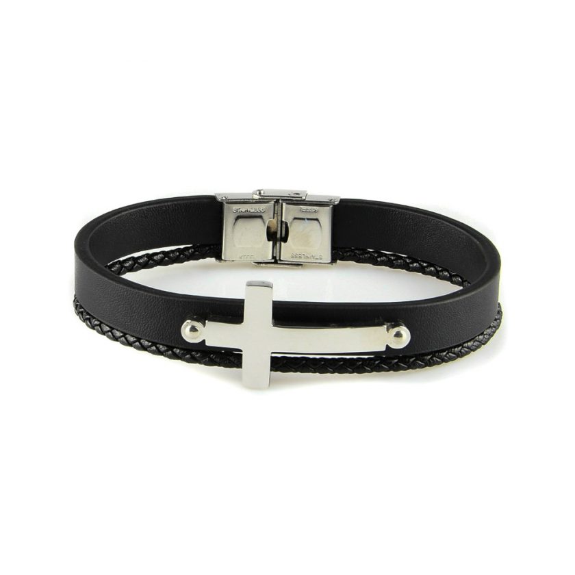 Bracelet pour homme composé d'une fine lanière de cuir noir tressé et d'une plus large sur laquelle se trouve une élégante croix en acier inoxydable.