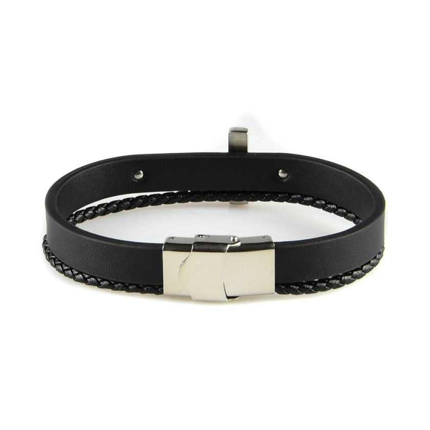 Bracelet pour homme composé d'une fine lanière de cuir noir tressé et d'une plus large sur laquelle se trouve une élégante croix en acier inoxydable.