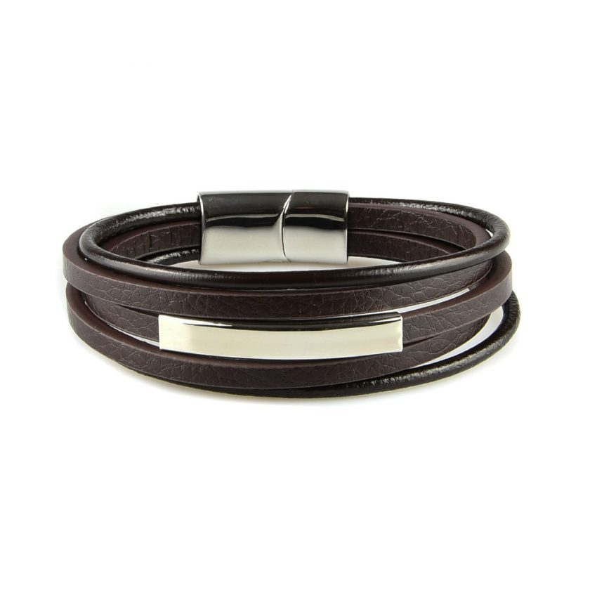 Bracelet pour homme composé de cinq lanières de cuir marron lisse et d'une pièce en acier inoxydable.