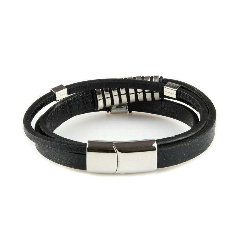 Bracelet pour homme avec trois lanières de cuir lisse noir et plusieurs élégantes pièces en acier inoxydable.