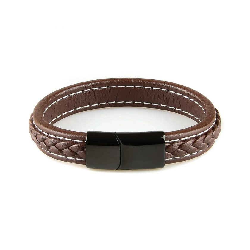 Très élégant bracelet en cuir tressé marron pour homme avec des coutures blanches.