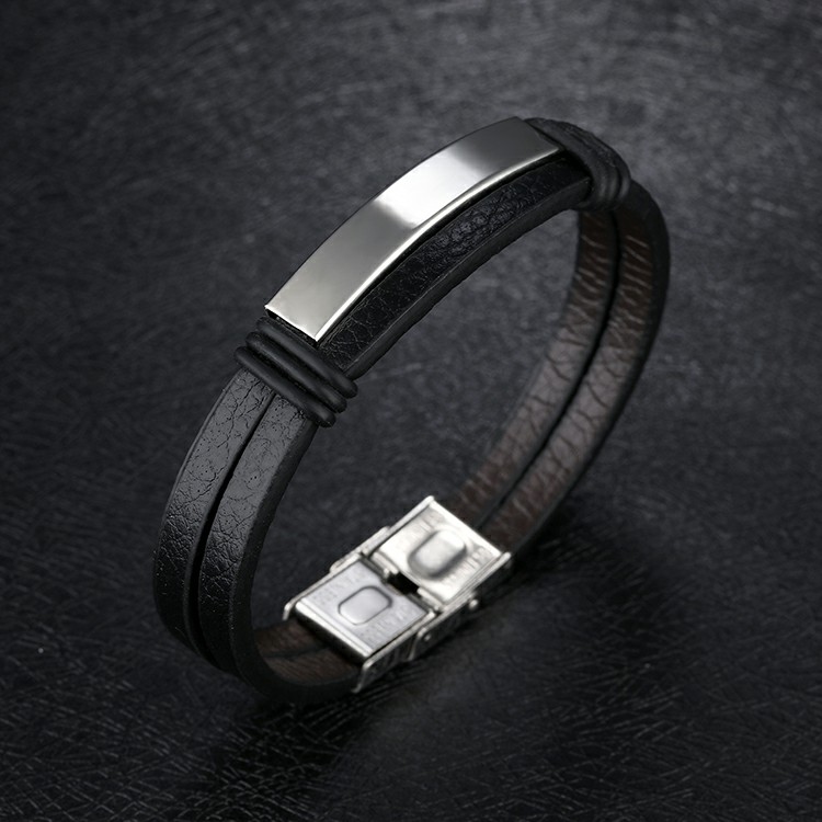 Bracelet pour homme avec deux lanières de cuir lisse noir et une élégante pièce en acier inoxydable.