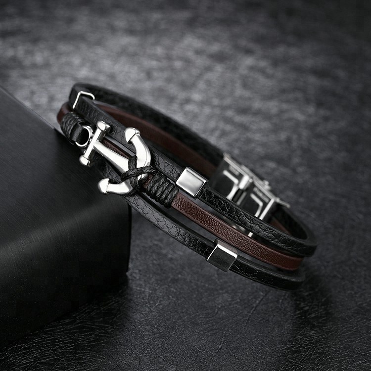 Bracelet pour homme en cuir lisse noir et marron avec ancre en acier inoxydable.