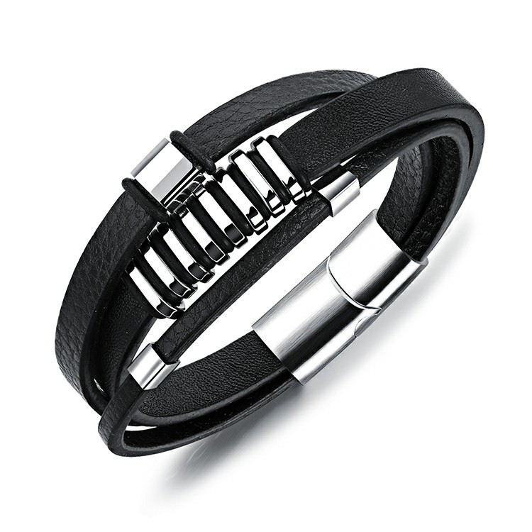 Bracelet pour homme avec trois lanières de cuir lisse noir et plusieurs élégantes pièces en acier inoxydable.