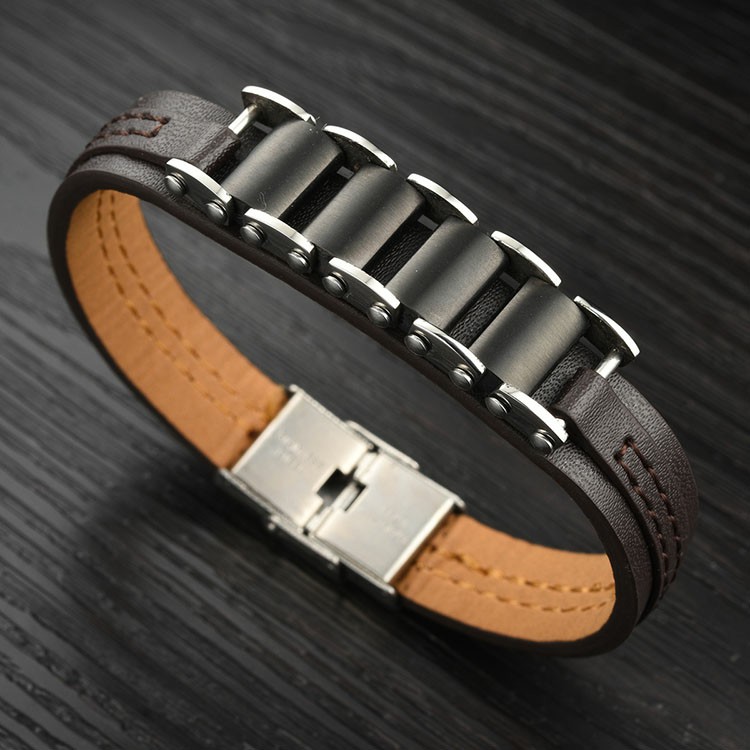 Bracelet pour homme en cuir lisse marron avec des inserts en silicone noir sur la face avant.