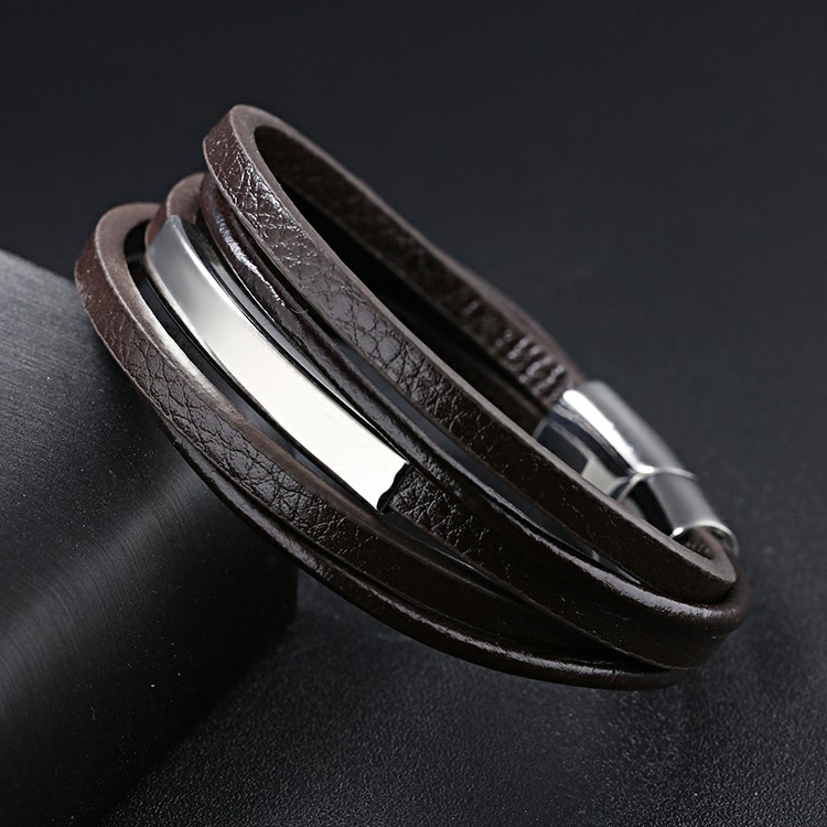 Bracelet pour homme composé de cinq lanières de cuir marron lisse et d'une pièce en acier inoxydable.