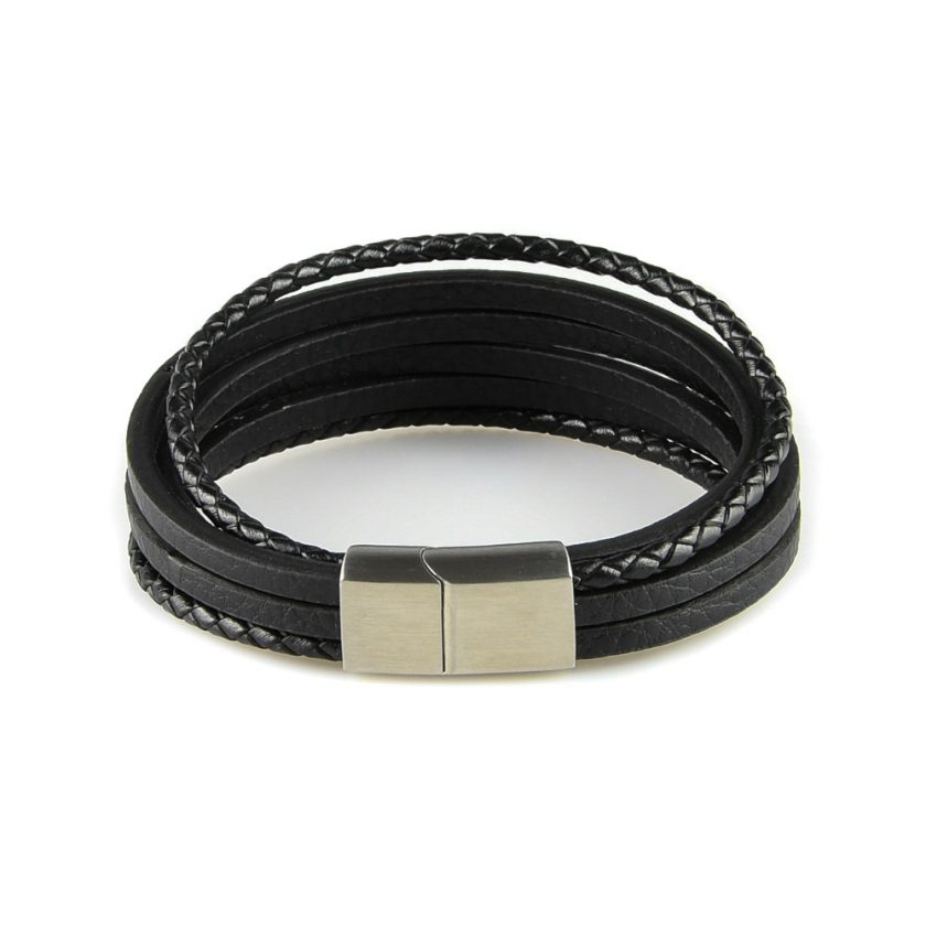 Bracelet pour homme composé de quatre lanières de cuir noir lisse et de deux lanières de cuir noir tressé.