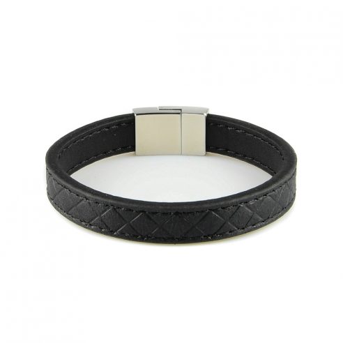 Bracelet pour homme composé d'une lanière de cuir noir avec des élégants motifs géométriques.