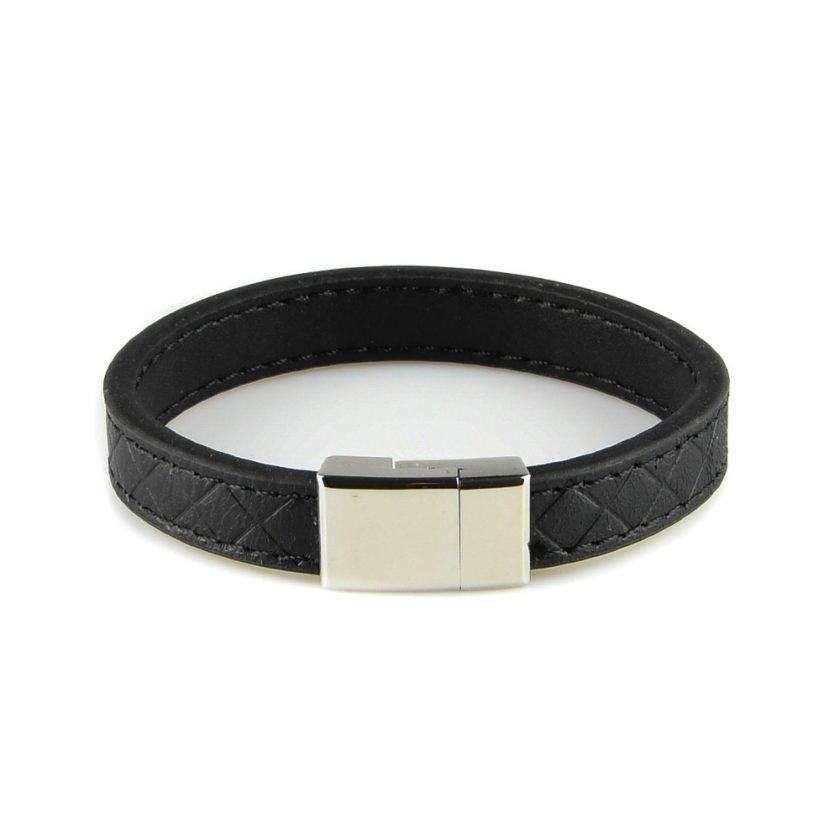 Bracelet pour homme composé d'une lanière de cuir noir avec des élégants motifs géométriques.