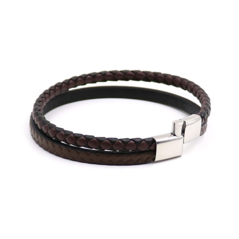 Bracelet pour homme composé d'une lanière de cuir tressé marron et noir, et d'une autre en cuir lisse marron avec d'élégants motifs.