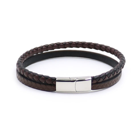 Bracelet pour homme composé d'une lanière de cuir tressé marron et noir, et d'une autre en cuir lisse marron avec d'élégants motifs.