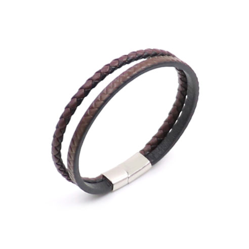 Bracelet pour homme composé d'une lanière de cuir tressé marron et noir, et d'une autre en cuir lisse marron avec d'élégants motifs.