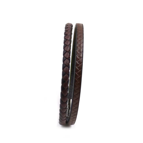 Bracelet pour homme composé d'une lanière de cuir tressé marron et noir, et d'une autre en cuir lisse marron avec d'élégants motifs.