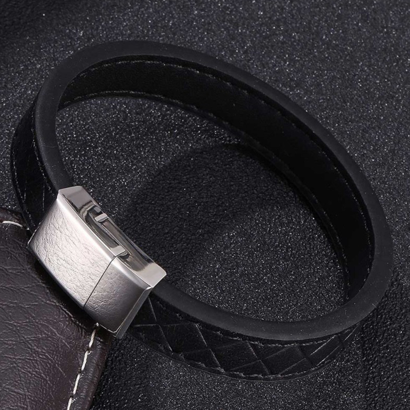 Bracelet pour homme composé d'une lanière de cuir noir avec des élégants motifs géométriques.