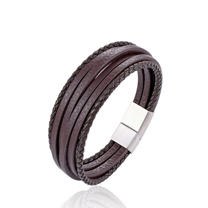 Bracelet pour homme composé de quatre lanières de cuir marron lisse et de deux lanières de cuir marron tressé.