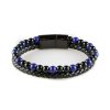 Bracelet pour homme composé d'une lanière de cuir tressé noir et de pierres d'onyx et de lapis lazuli.