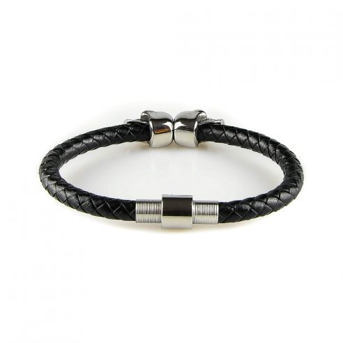 Bracelet pour homme composé d'une lanière de cuir tressé noir et de deux élégants crânes en inox de couleur argent.