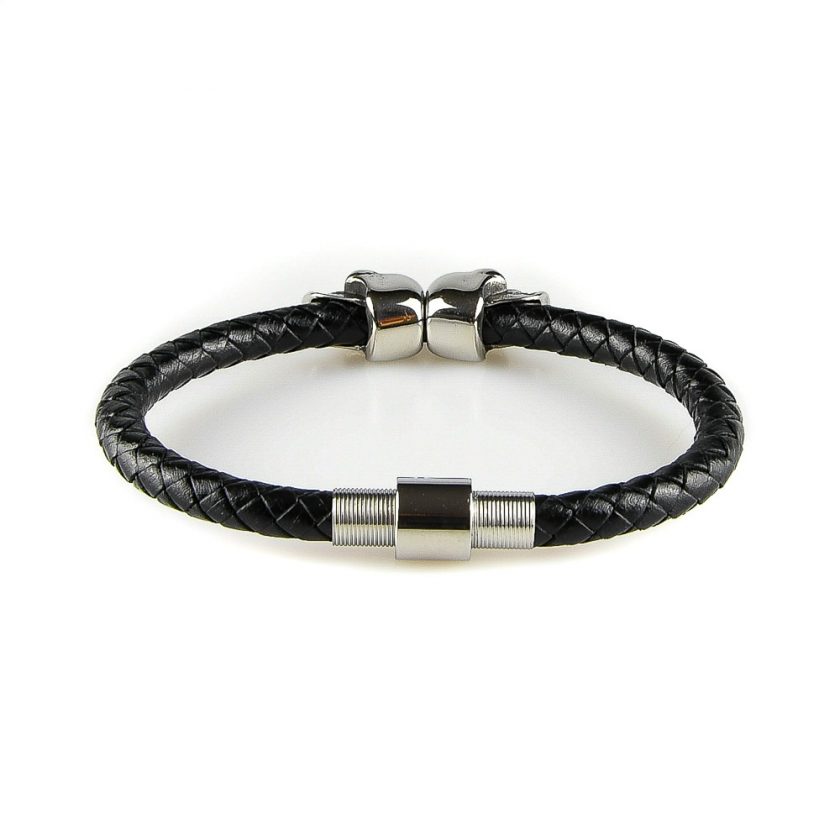 Bracelet pour homme composé d'une lanière de cuir tressé noir et de deux élégants crânes en inox de couleur argent.
